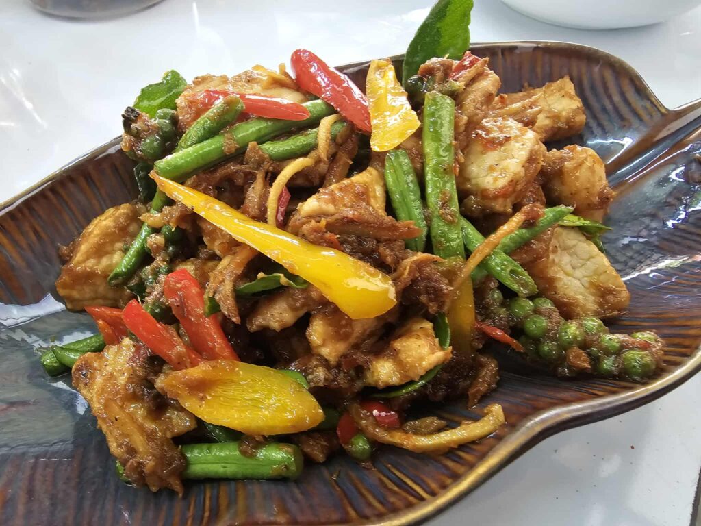 หมูผัดพริกแกง